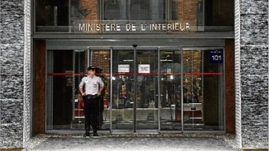 Un policia fa guàrdia a l&#039;entrada del palau de justícia on es va detenir Sarkozy