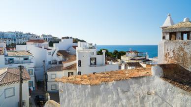 El Santorini de la península ibérica: casas blancas y el inconfundible aroma de la buganvilla