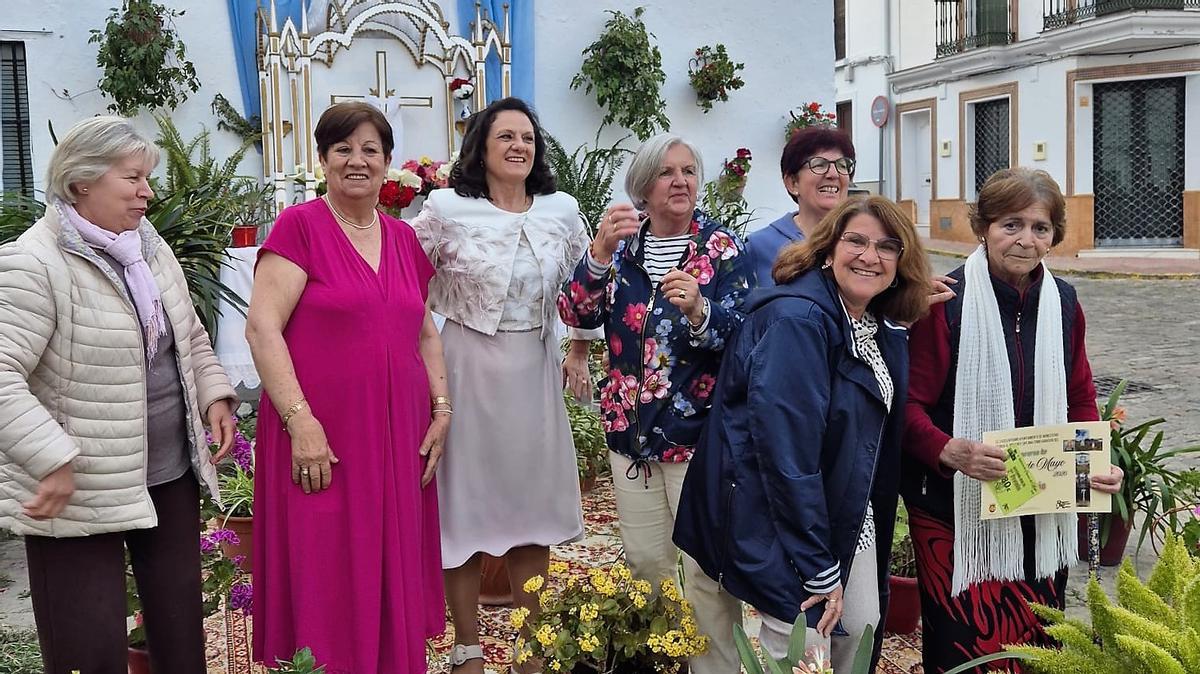 Vecinas de La Resolana recogiendo el segundo premio del certamen