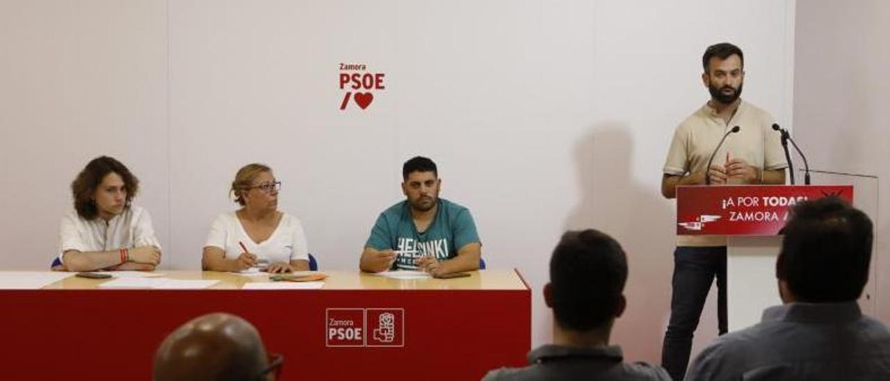 Reunión de la asamblea del PSOE para conocer los detalles del acuerdo. |
