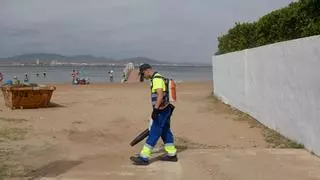 Lhicarsa cuadruplica el equipo de limpieza en la costa de Cartagena durante el verano
