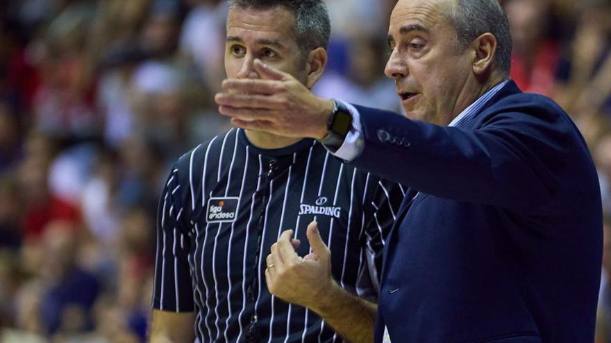 Txus Vidorreta dialoga con Rafael Serrano en el partido de ayer.