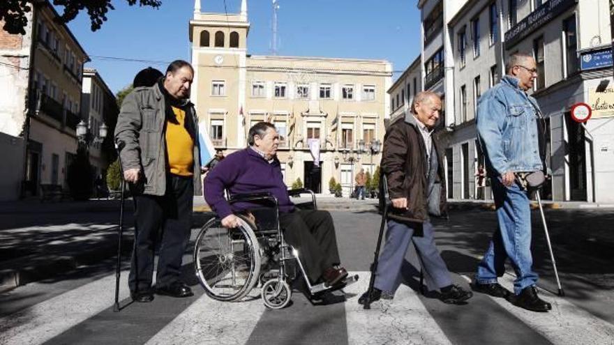 Miembros de Amfi cruzan la calle Nueva ayer.