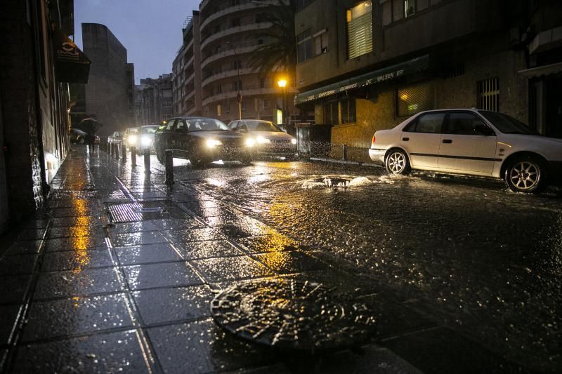 19.10.18. Las Palmas de Gran Canaria. Persistentes lluvias en la capital. Foto Quique Curbelo  | 19/10/2018 | Fotógrafo: Quique Curbelo