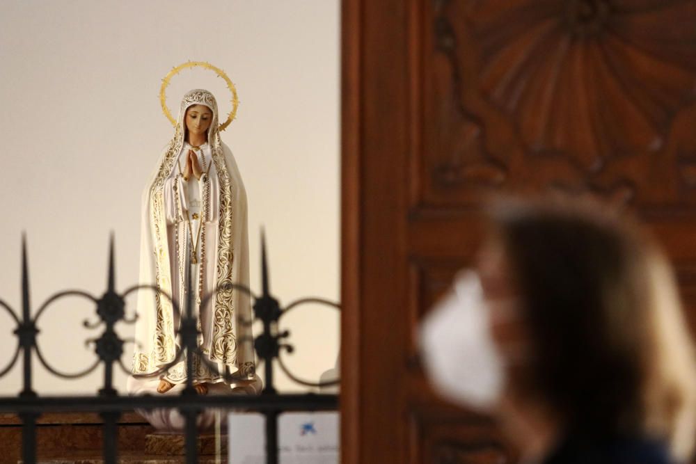 En la iglesia de Santiago, algunos fieles se pasan a rezar con las medidas de higiene y distanciamiento social que el propio templo se esmera por cumplir y dar a conocer.