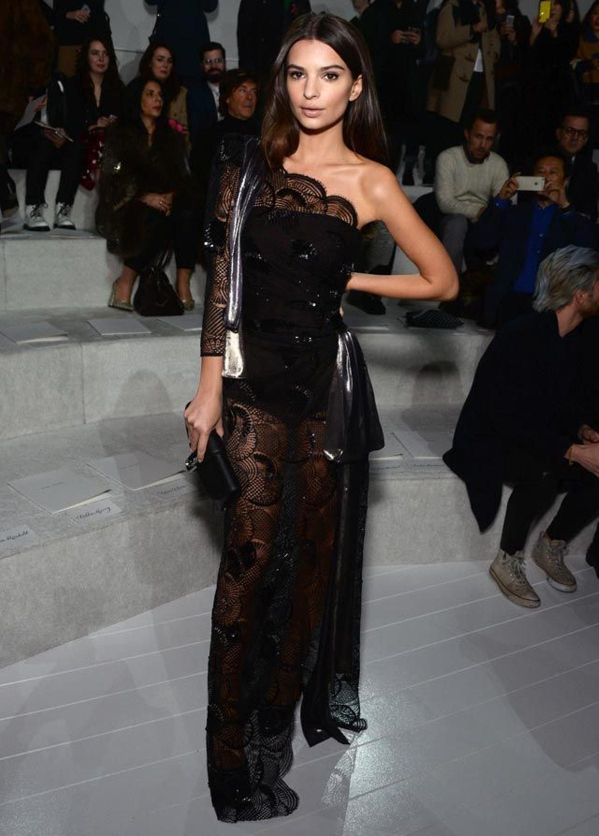 Emily Ratajkowski asiste al desfile de Marc Jacobs en la Semana de la Moda de Nueva York.