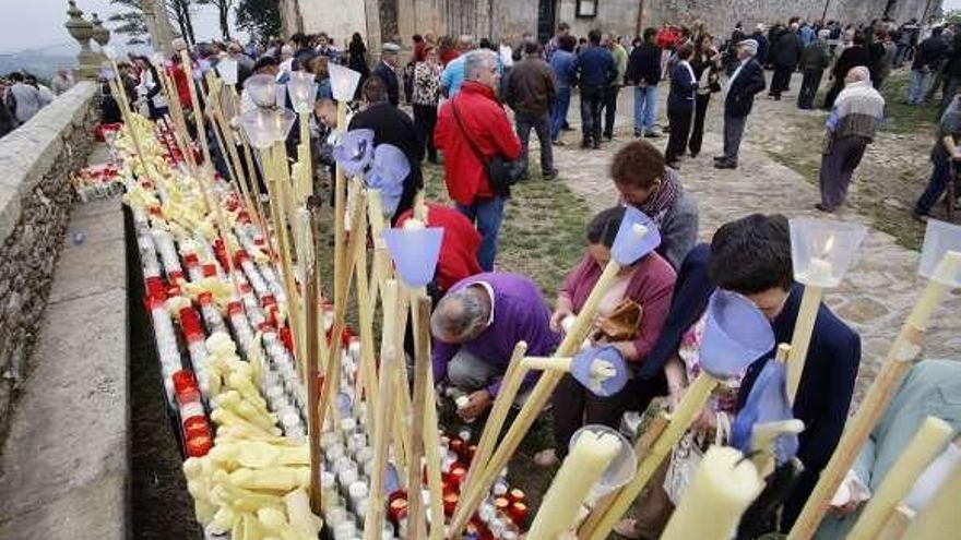 Un devoto dibuja su mano en la cabecera del templo.
