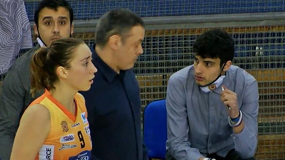 Fran García, con Annamaría Prezj y su equipo técnico en el banquillo. / LOZ