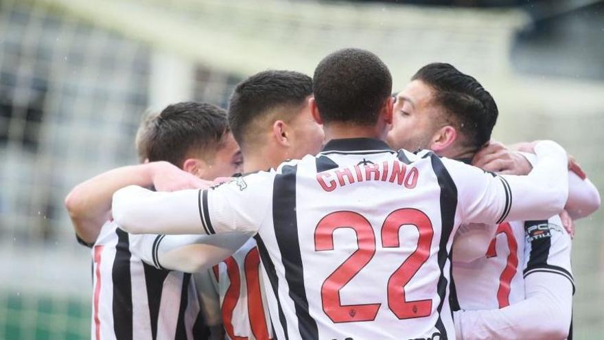 Los jugadores albinegros celebran uno de los goles de la solvente victoria en A Malata ante el Racing de Ferrol.