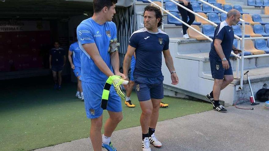 Bonilla habla con Luisito antes del último entrenamiento de la temporada 2016-2017 en Pasarón. // Gustavo Santos
