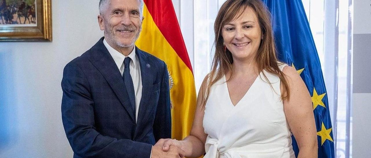 El ministro del Interior en funciones, Fernando Grande-Marlaska, y la consejera de Presidencia, Administraciones Públicas, Justicia y Seguridad del Gobierno de Canarias, Nieves Lady Barreto, se reúnen en Madrid.