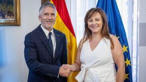 El ministro del Interior en funciones, Fernando Grande-Marlaska, y la consejera de Presidencia, Administraciones Públicas, Justicia y Seguridad del Gobierno de Canarias, Nieves Lady Barreto, se reúnen en Madrid.