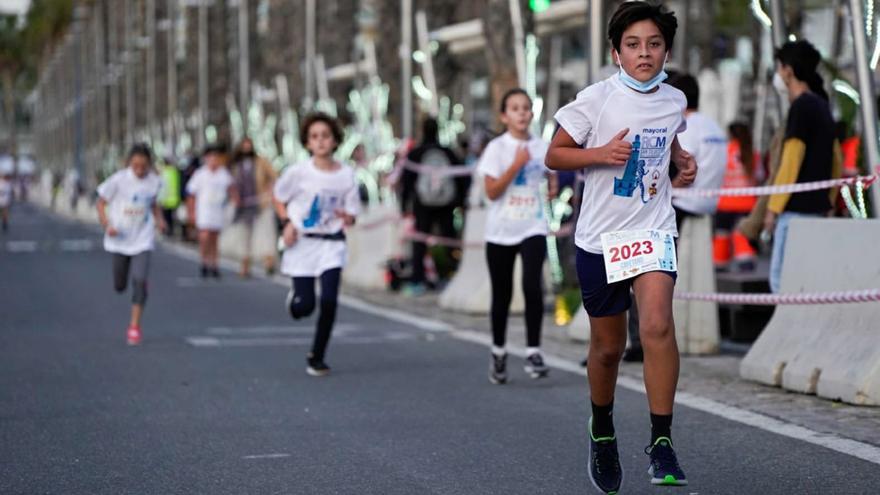 Atletas grandes y pequeños tomaron ayer las inmediaciones del recinto portuario de la capital malagueña. | REAL CLUB MEDITERRÁNEO