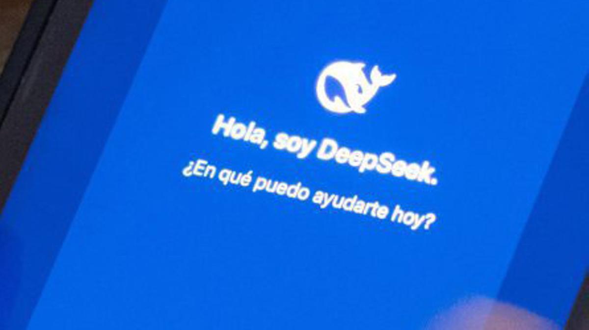 Una persona prova un assistent d’IA en un dispositiu. | EDUARDO PARRA / EUROPA PRESS