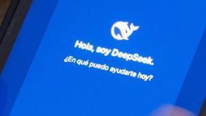 Una persona prova un assistent d’IA en un dispositiu. | EDUARDO PARRA / EUROPA PRESS