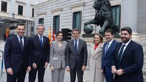 El líder del PP, Alberto Núñez Feijóo, junto a la secretaria general, Cuca Gamarra, y algunos de sus presidentes autonómicos en el Congreso.