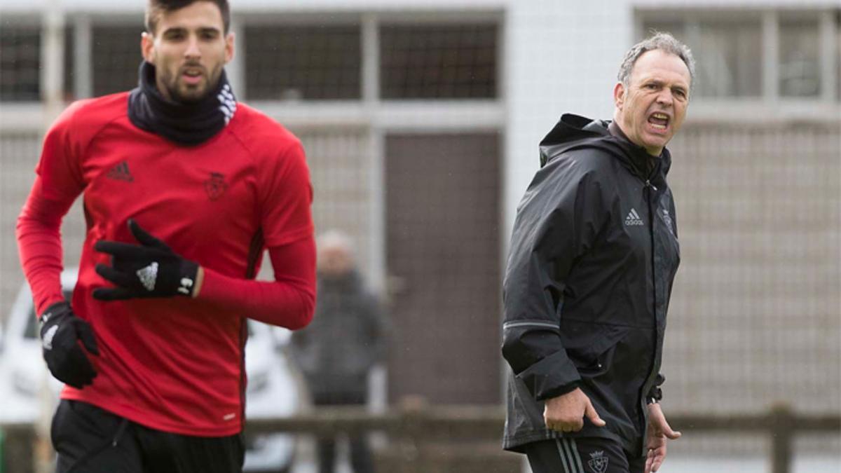 Joaquín Caparrós, a la derecha, en su primer entrenamiento con el Osasuna