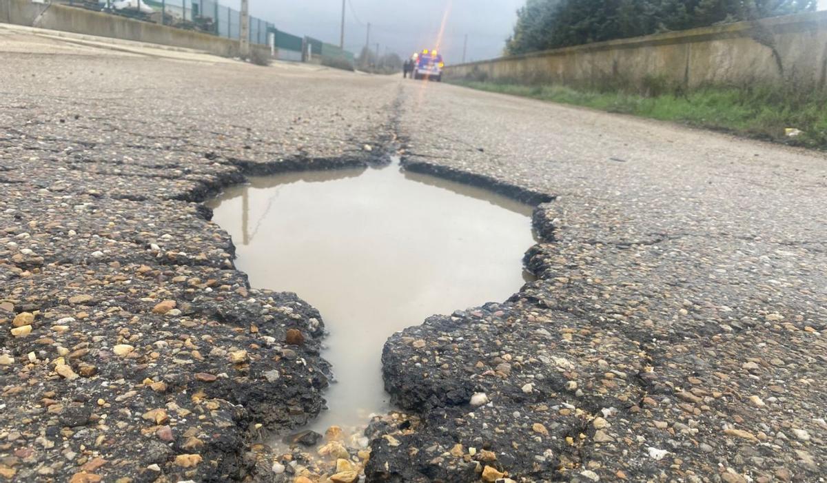 Uno de los baches que está provocando desde hace años reventones de ruedas de vehículos en el camino de Castrogonzalo. | J. A. G.