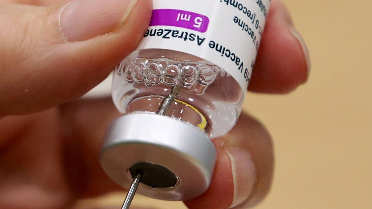 Sanitario preparando una dosis de Astrazeneca, vacuna contra el covid-19, en el centro de vacunación Antwerp en Bélgica, el 18 de marzo de 2021.