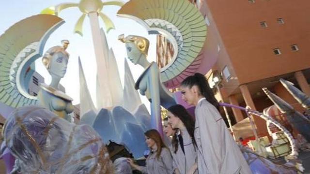 La Bellea y sus damas, ayer, en La Torreta durante su segundo tour de visita a las Especiales.