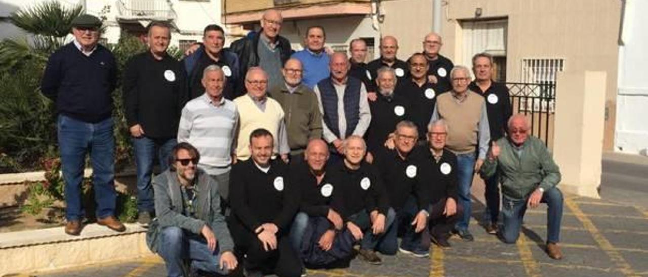 Representantes de las clavarías del Cristo de hace 25 y 50 años, en Alaquàs.