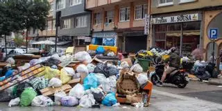 Más del 80% de la basura queda sin recoger en la primera noche tras el ultimátum del Concello