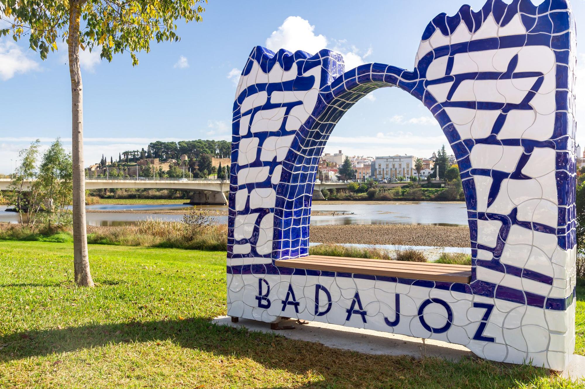 Monumento de Badajoz junto al río Guadiana.