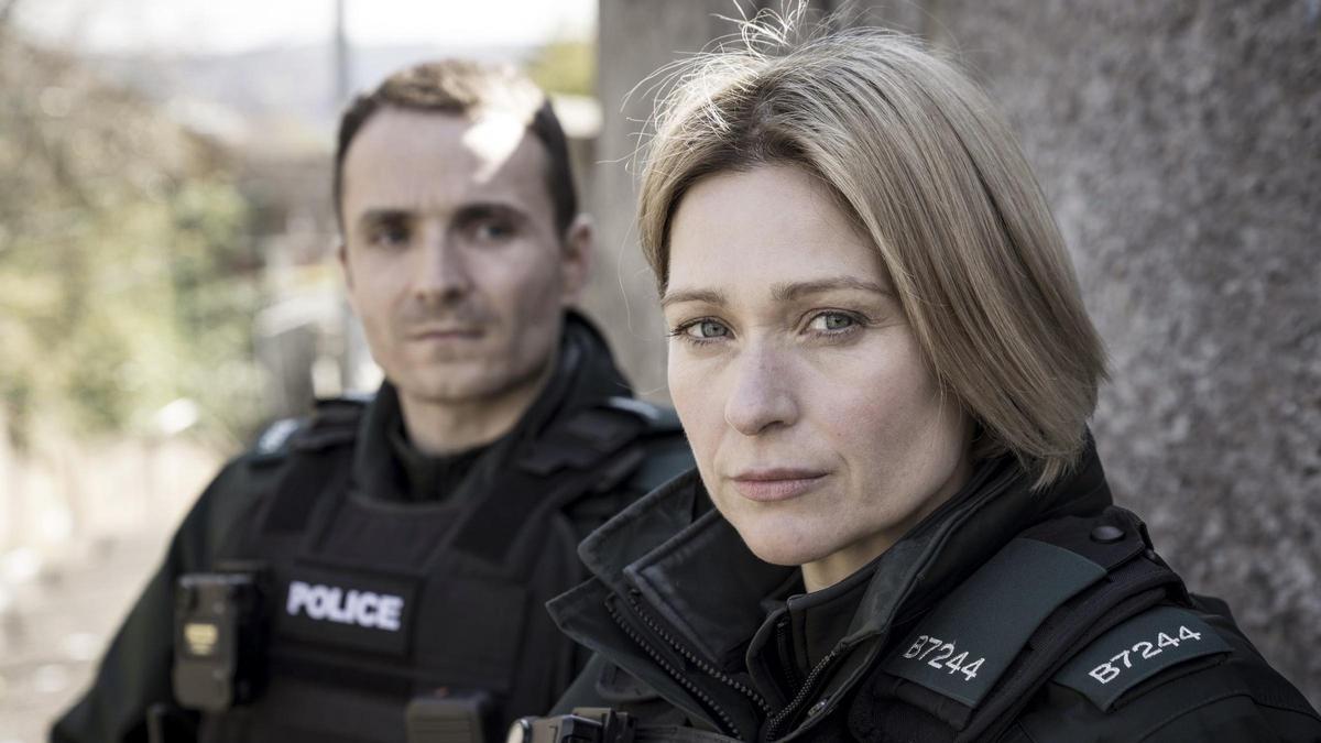 Martin McCann (Stevie) y Siân Brooke (Grace) en una imagen promocional de Blue lights Martin McCann (Stevie) y Siân Brooke (Grace) en una imagen promocional de Blue lights