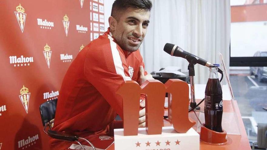 Michael Santos, ayer, junto al trofeo que le acredita como jugador &quot;Cinco estrellas&quot; del mes de enero.