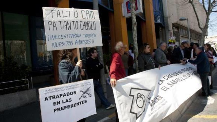 Aspecto de una protesta de afectados por las preferentes y cuotas participativas de la CAM.