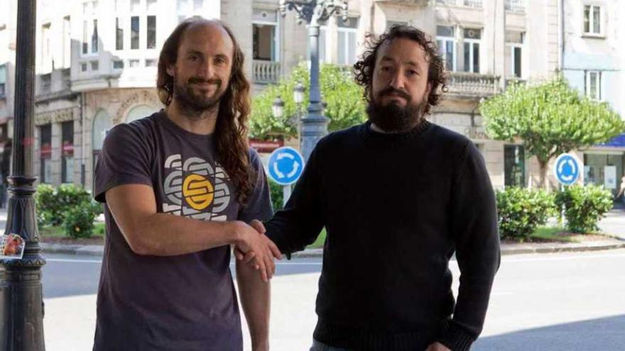 Alexandre Porto y Alberto Pereiras, ayer, en la Plaza de A Farola de A Estrada.