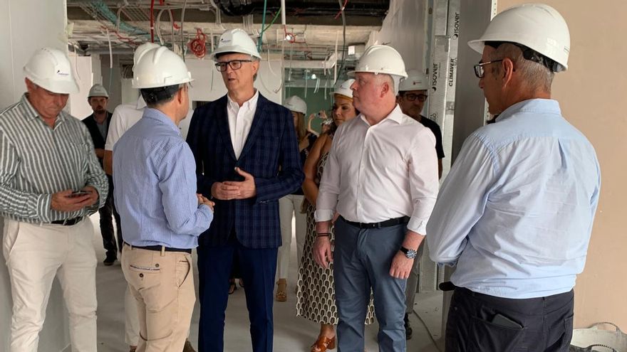 El consejero de Salud, durante la visita a las obras del nuevo centro de salud de Lorquí.