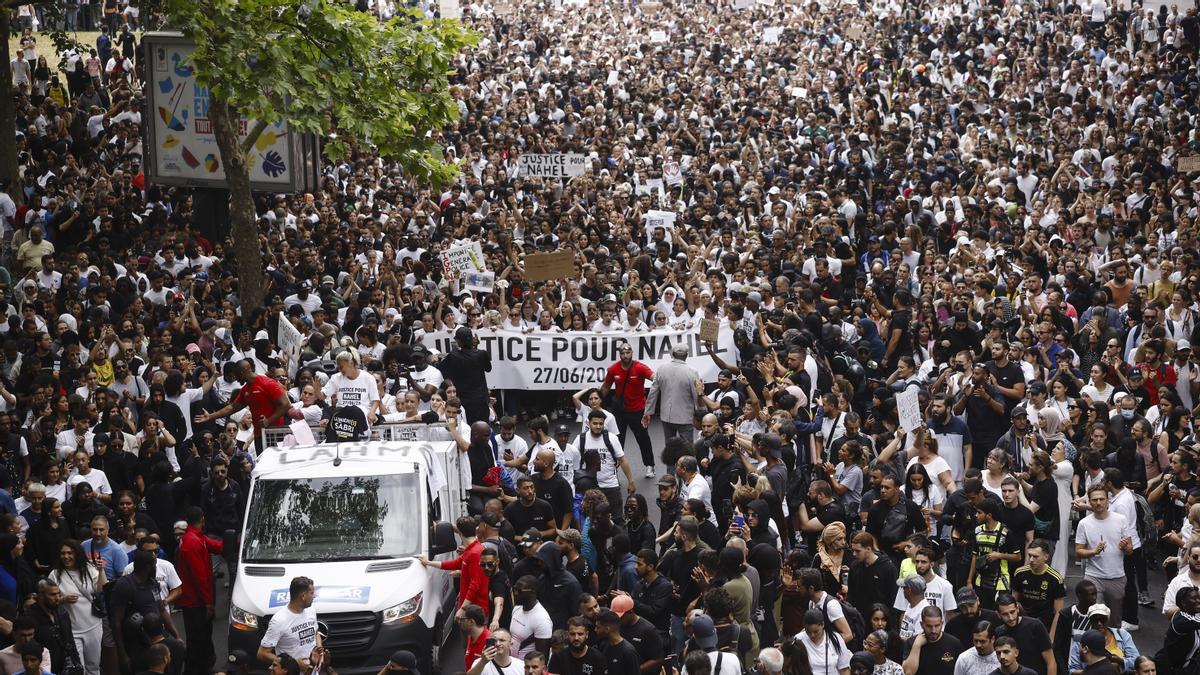 Mounia, la madre de Nahel encabeza una marcha blanca en Nanterre. La familia del joven fallecido ha convocado una marcha blanca en su memoria.