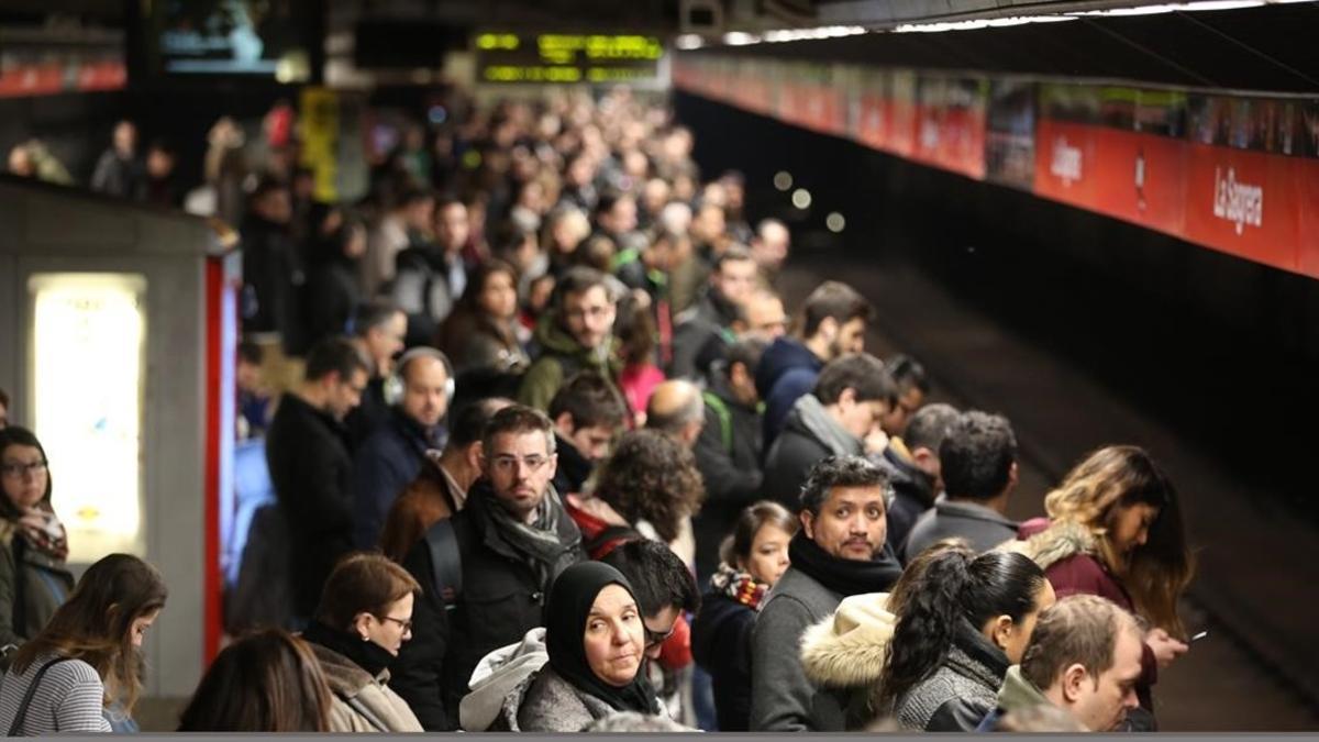 Gran aglomeración de usuarios en el andén de la estación de metro de Sagrera por la huelga del 8-M.