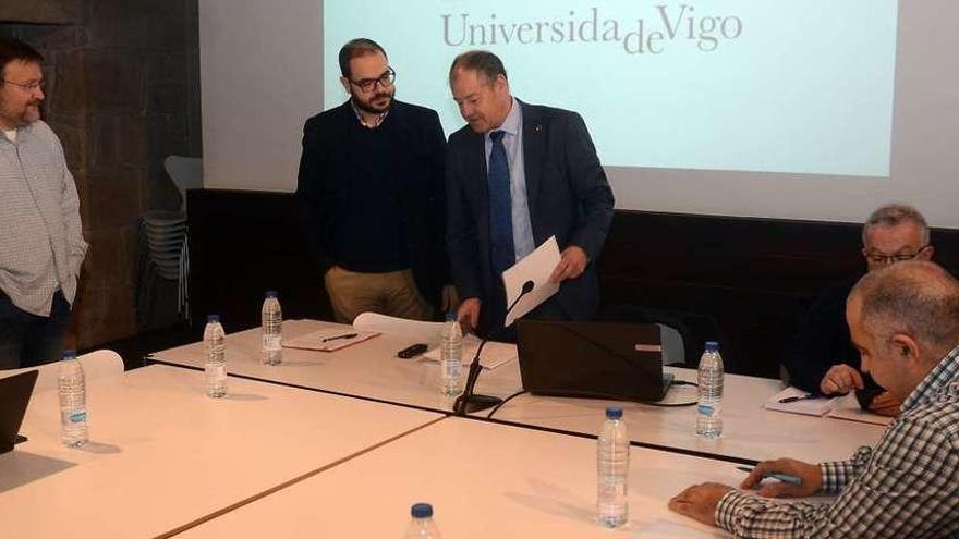 Reunión ayer, en la Casa das Campás, del Consello del Campus. // R. Vázquez