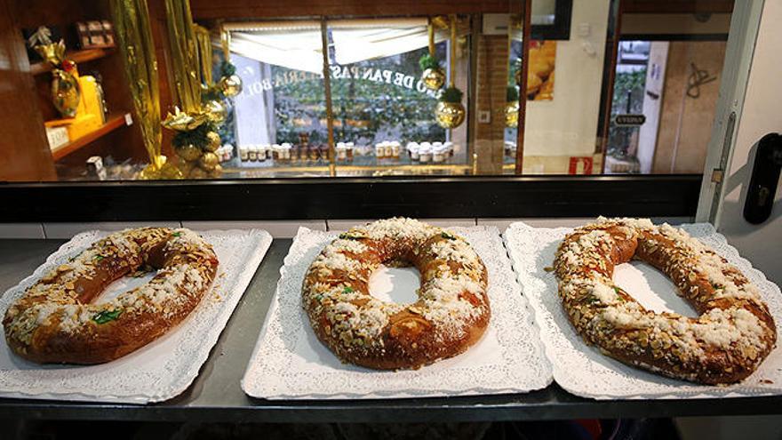 Roscones de Reyes en una pastelería.