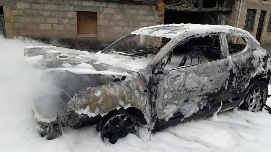 Estado en el que quedó el vehículo tras el incendio.