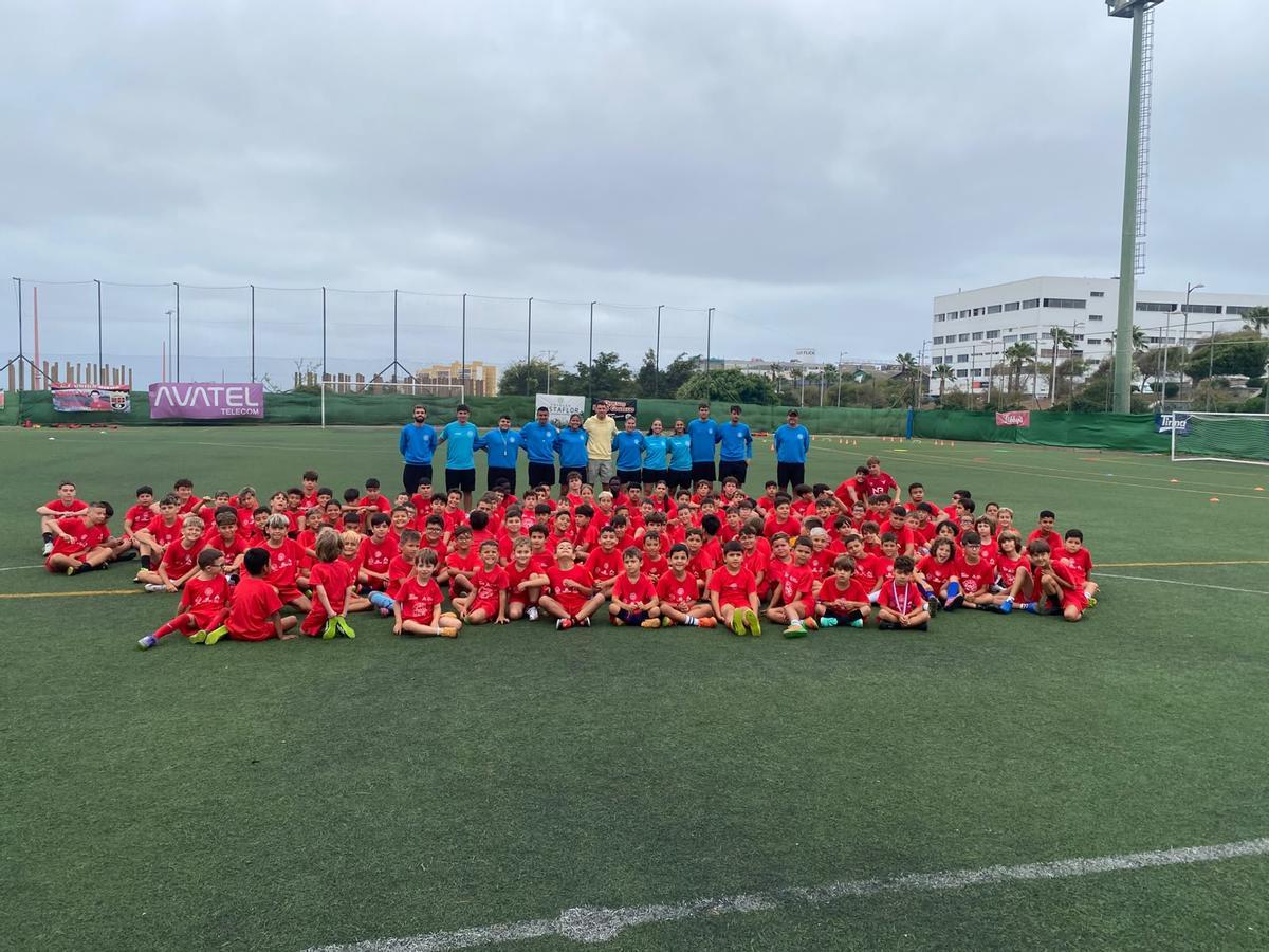 Foto de familia de la visita de Raúl Lizoain al Campus Vitolo.