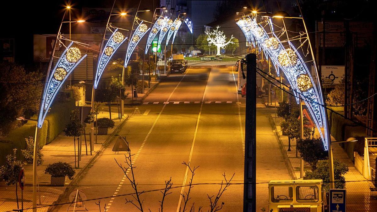 A rúa de entrada a Salvaterra iluminada cunha árbore chea de luces na glorieta central.   | // FDV