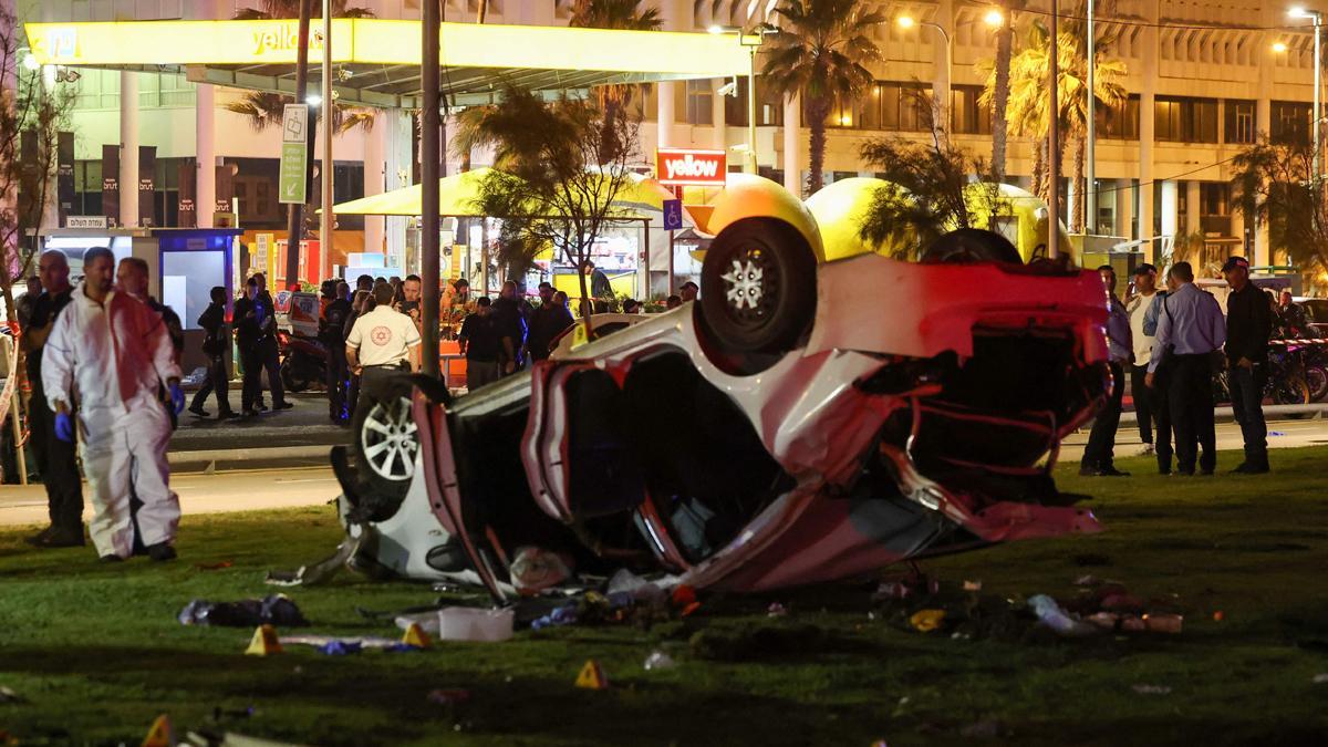La policía israelí trabaja junto al coche que fue usado en el ataque de Tel Aviv