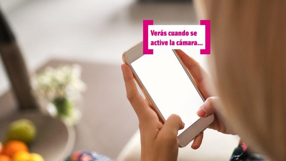 Mujer haciendo videollamada