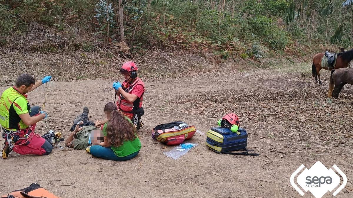 Atención al herido tras su caída del caballo en San Jorge de Heres, en Gozón.