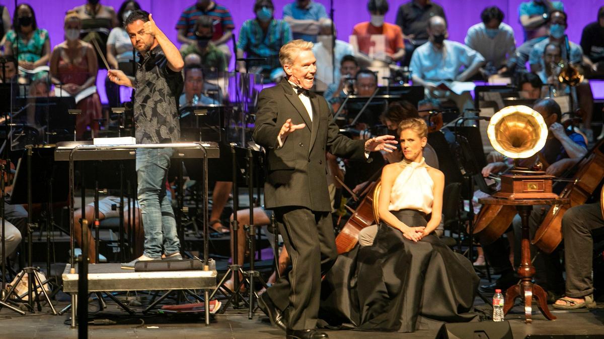 Steven Pacey y Ellie Laugharne, con Alfonso Casado Trigo en el podio, durante un ensayo de 'My fair lady' en el Liceu