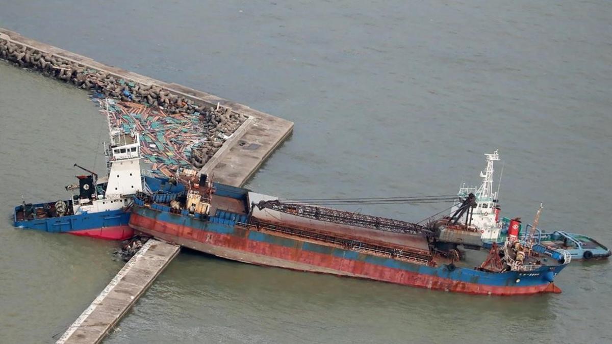 Un barco petrolero de 2.500 toneladas se estrelló desde un puente en una pequeña isla cerca del aeropuerto de Osaka.