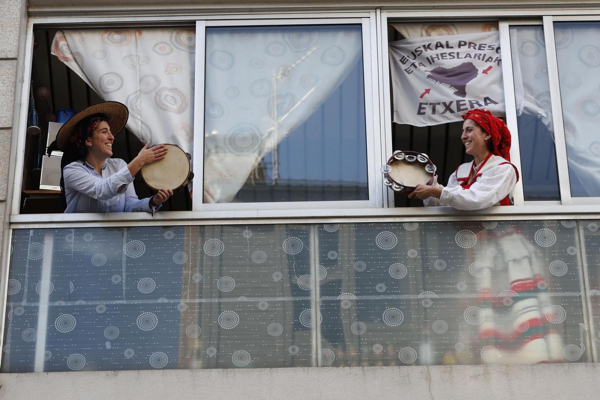 2020 Vecinos del casco vello celebraron la Reconquista desde balcones y ventanas debido al confinamiento por el COVID José Lores.jpg