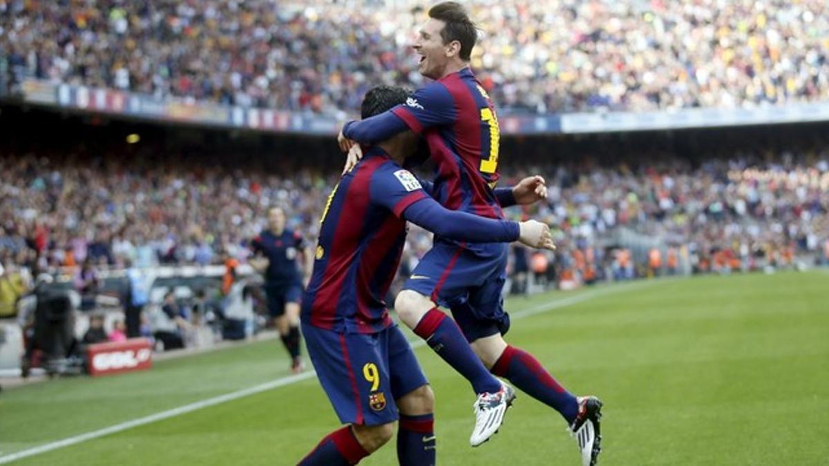 Luis Suárez y Messi celebran un gol