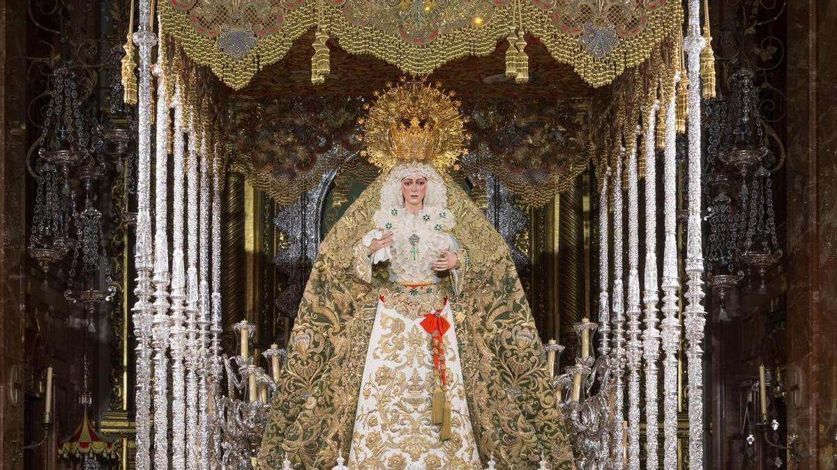 Las imágenes de la Santísima Virgen de la Esperanza Macarena y Nuestro Padre Jesús de la Sentencia, de la hermandad de La Macarena, ya en sus pasos