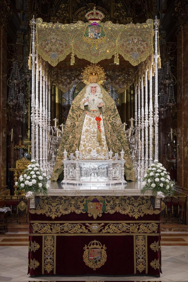 Las imágenes de la Santísima Virgen de la Esperanza Macarena y Nuestro Padre Jesús de la Sentencia, de la hermandad de La Macarena, ya en sus pasos