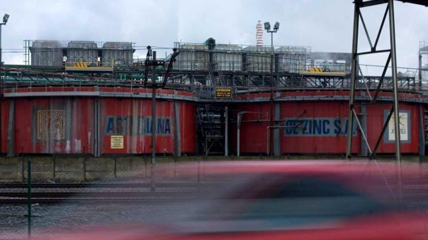 Las instalaciones de Azsa, vistas desde el acceso al puerto de Avilés.