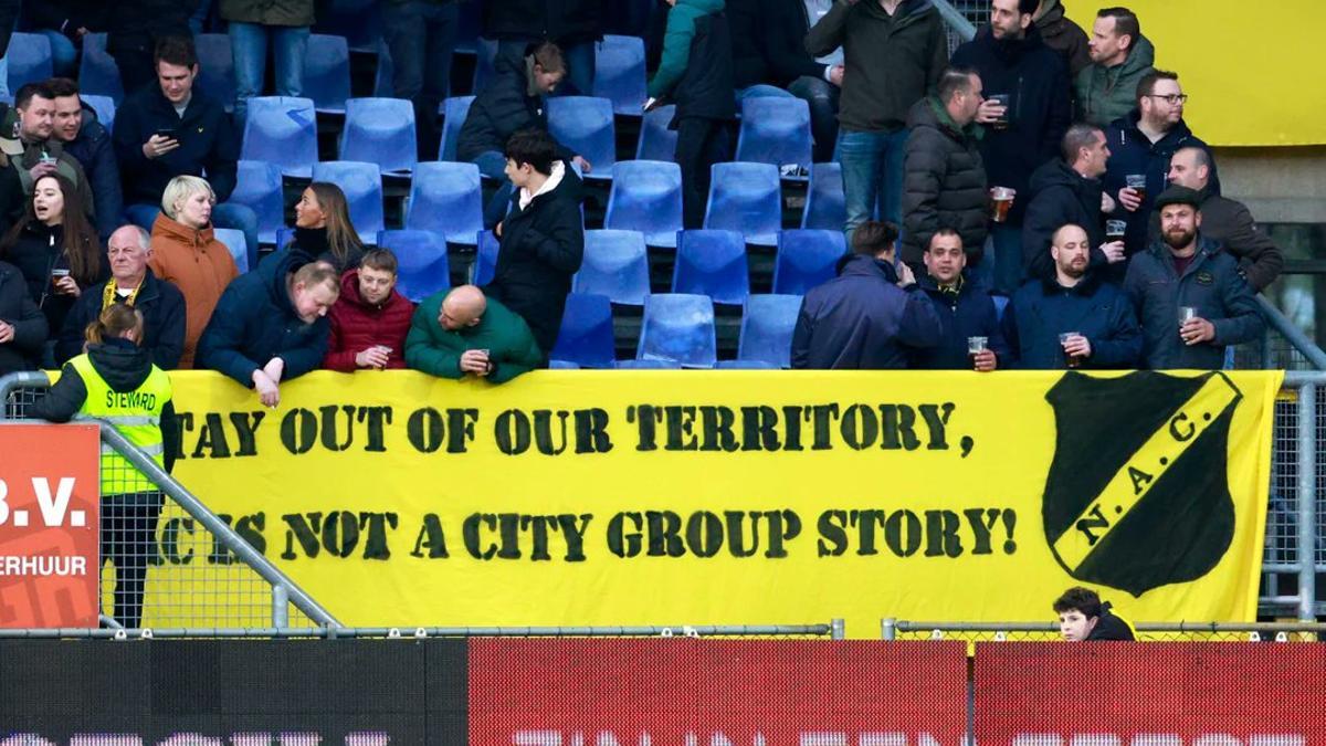 Pancarta en el estadio del NAC Breda contra la compra por parte del City Football Group.